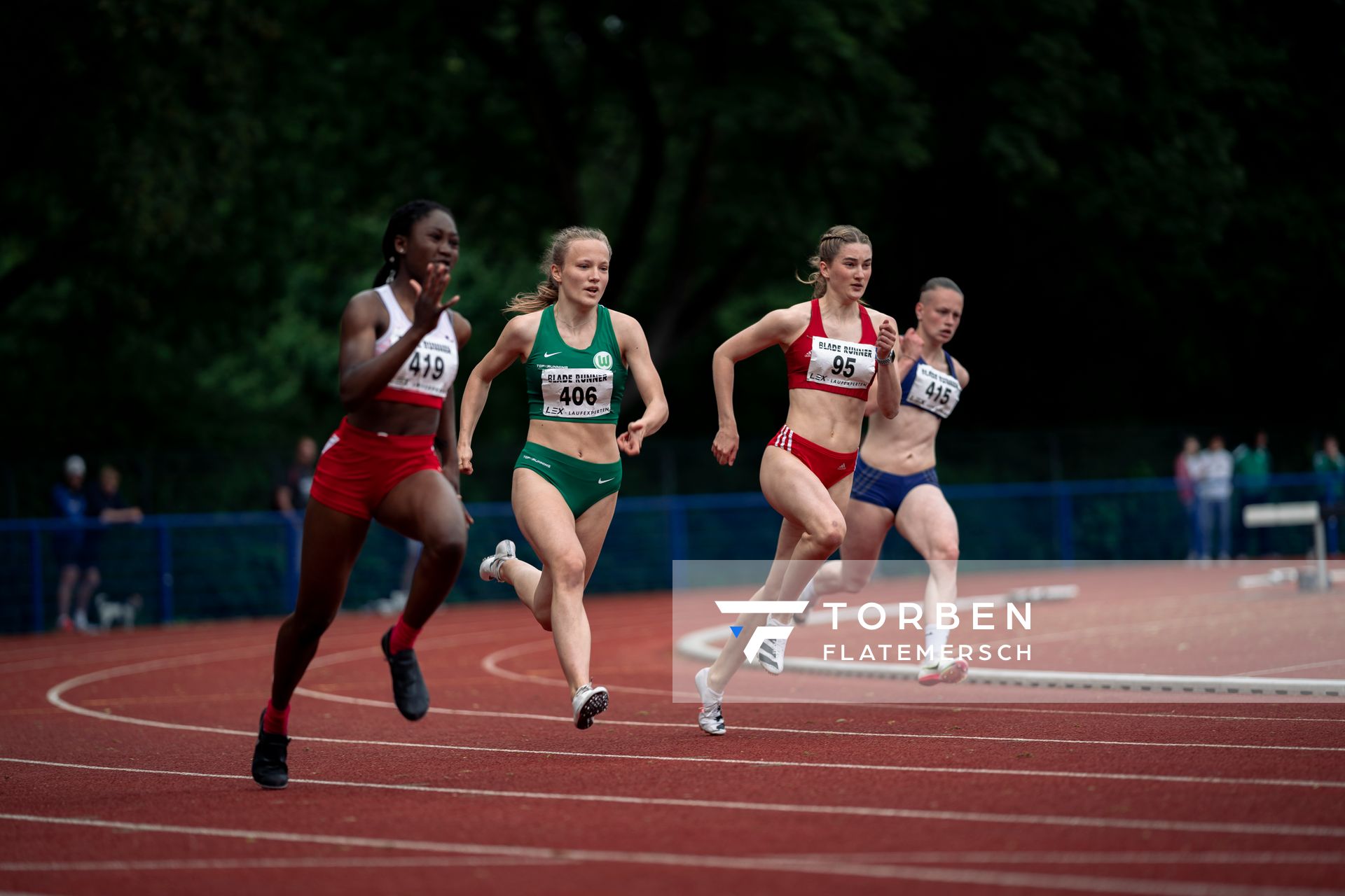 Nele Jaworski (VfL Wolfsburg) und Line Schroeder (Hamburger SV) ueber 200m am 14.05.2022 beim Nationalen Leichtathletik-Meeting im Erika-Fisch-Stadion in Hannover
